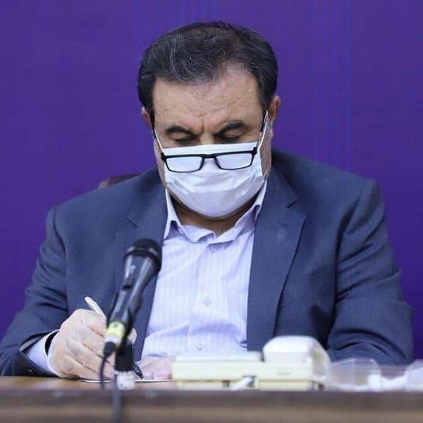 معلمم اما به خودم نمره نمی دهم، از عملکرد نسبت به ایده آل راضی نیستم